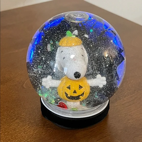 SNOOPY Pumpkin Snow Globe - Picture 12 of 13